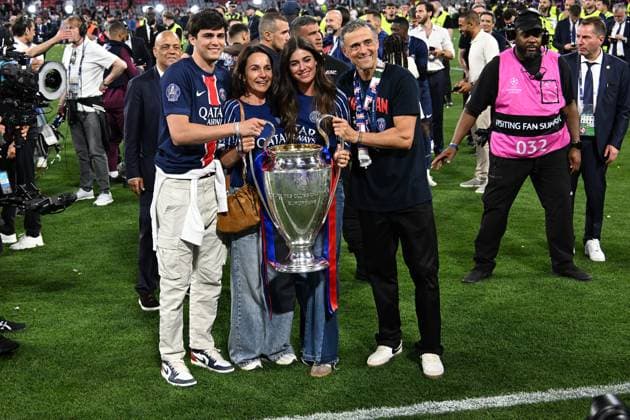 31 05 2025, xsltx, Football UEFA Champions League Final 2025, Paris St Germain Inter Milan v l jubilation, joy of winning the Champions League Coach Luis Enrique Paris St Germain with his family daughter Sira Martinez, son Pacho Martinez and wife Elena Cullell DFL DFB REGULATIONS PROHIBIT ANY USE OF PHOTOGRAPHS as IMAGE SEQUENCES and or QUASI VIDEO Muenchen