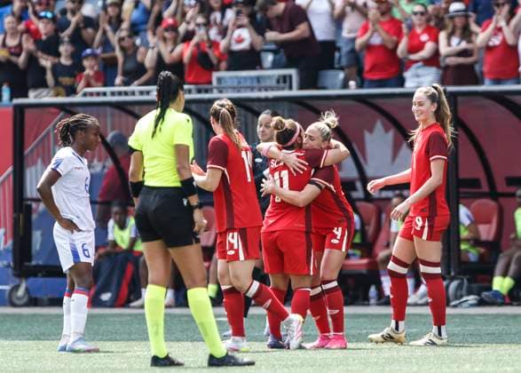 May 31, 2025, Winnipeg, Mb, CANADA: Canada s Desiree Scott (11) embraces her teammates as she is substituted against Haiti during second half soccer action in Winnipeg, Saturday, May 31, 2025. Scott is retiring from national team, Nationalteam play. Haiti Canada Womens Soccer  - ZUMAc35_ 20250531_zaf_c35_083 Copyright: xJohnxWoodsx