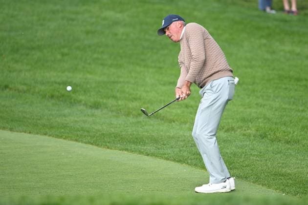 PGA, Golf Herren 2025: The Memorial Tournament MAY 31 May 31, 2025: Matt Kuchar (USA) chips on the 1st hole during Round 3 of the Memorial Tournament in Dublin, Ohio. Brent Clark Cal Media (Credit Image: Â Brent Clark Cal Sport Media) Dublin Oh USA EDITORIAL USE ONLY Copyright: xx ZUMA-20250531_zma_c04_137.jpg BrentxClarkx csmphotothree388693