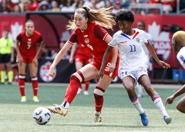 May 31, 2025, Winnipeg, Mb, CANADA: Canada s Jordyn Huitema (9) makes the pass against Haiti Roseline o°loissant (11) during second half soccer action in Winnipeg, Saturday, May 31, 2025. Haiti Canada Womens Soccer  - ZUMAc35_ 20250531_zaf_c35_099 Copyright: xJohnxWoodsx