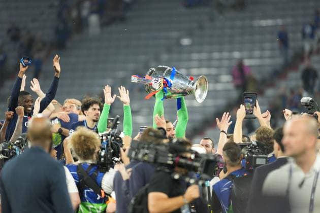 2025 UEFA Champions League Final: Paris Saint-Germain F.C. vs. FC Internazionale Milano PSG celebrate with the trophy after winning the Champions League for the first time after the 2025 UEFA Champions League Final: Paris Saint-Germain F.C. vs. FC Internazionale Milano on 31 May 2025, at Munich Football Arena, in Munich, Germany Munich Munich Football Arena Germany Copyright: xAlexandraxFechetex DSC0471801