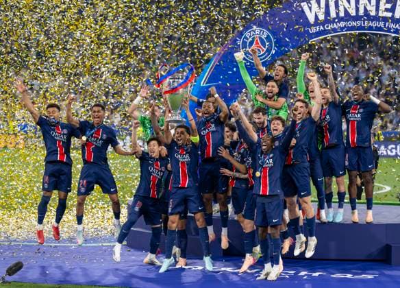 31 05 2025, Football UEFA Championsleague Final 2025 Paris St Germain Inter Milan, in the Allianz Arena Munich award ceremony of the Championsleague winner Paris St Germaine, Marquinhos FC Paris Saint Germain proudly raises the trophy in the midst of the celebrating team DFL and DFB regulations prohibit any use of photographs as image sequences and or quasi video