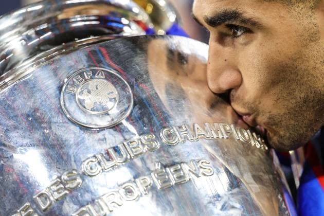 Champions-League-Finale 2025 31. Mai 2025, München UEFA-Champions-League-Finale Paris Saint Germain gegen Internazionale Milano Achraf Hakimi von PSG küsst die Trophäe Foto Charlotte Wilson Abseits München Deutschland  Copyright: xCharlottexWilsonx xOffsidexOffside