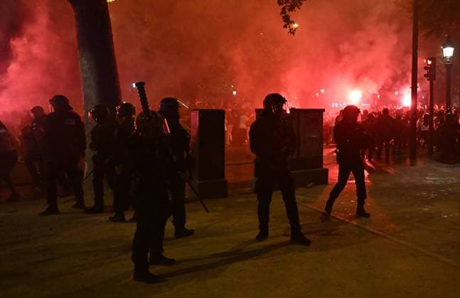 Paris Saint-Germain (PSG) win 2025 UEFA Champions League trophy, beating Inter Milan 5-0 in final PARIS, FRANCE - MAY 31: Clashes break out between police and fans as supporters celebrate following Paris Saint-Germain defeated Inter Milan 5-0 in the UEFA Champions League football final match held in the Munich Football Arena, on May 31, 2025, in Paris, France. Burak Akbulut Anadolu Paris France. Editorial use only. Please get in touch for any other usage.  Copyright: x2025xAnadoluxBurakxAkbulutx