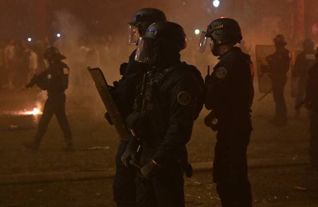 Paris Saint-Germain (PSG) win 2025 UEFA Champions League trophy, beating Inter Milan 5-0 in final PARIS, FRANCE - MAY 31: Clashes break out between police and fans as supporters celebrate following Paris Saint-Germain defeated Inter Milan 5-0 in the UEFA Champions League football final match held in the Munich Football Arena, on May 31, 2025, in Paris, France. Burak Akbulut Anadolu Paris France. Editorial use only. Please get in touch for any other usage.  Copyright: x2025xAnadoluxBurakxAkbulutx