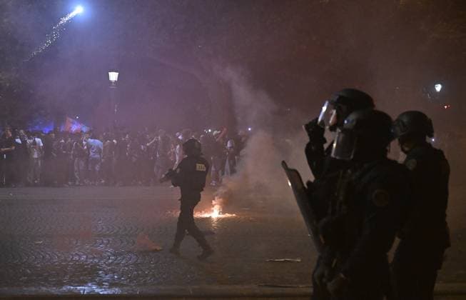 Paris Saint-Germain (PSG) win 2025 UEFA Champions League trophy, beating Inter Milan 5-0 in final PARIS, FRANCE - MAY 31: Clashes break out between police and fans as supporters celebrate following Paris Saint-Germain defeated Inter Milan 5-0 in the UEFA Champions League football final match held in the Munich Football Arena, on May 31, 2025, in Paris, France. Burak Akbulut Anadolu Paris France. Editorial use only. Please get in touch for any other usage.  Copyright: x2025xAnadoluxBurakxAkbulutx