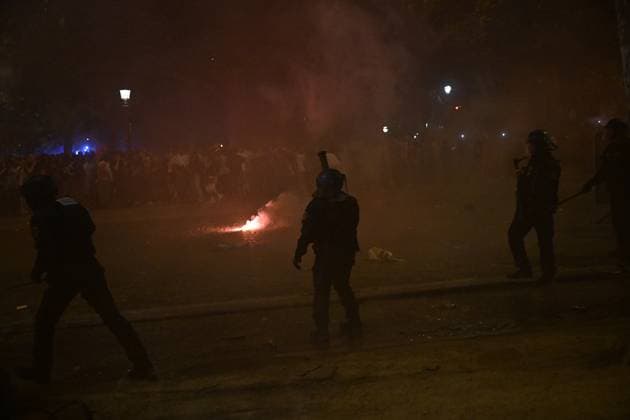 Paris Saint-Germain (PSG) win 2025 UEFA Champions League trophy, beating Inter Milan 5-0 in final PARIS, FRANCE - MAY 31: Clashes break out between police and fans as supporters celebrate following Paris Saint-Germain defeated Inter Milan 5-0 in the UEFA Champions League football final match held in the Munich Football Arena, on May 31, 2025, in Paris, France. Burak Akbulut Anadolu Paris France. Editorial use only. Please get in touch for any other usage.  Copyright: x2025xAnadoluxBurakxAkbulutx