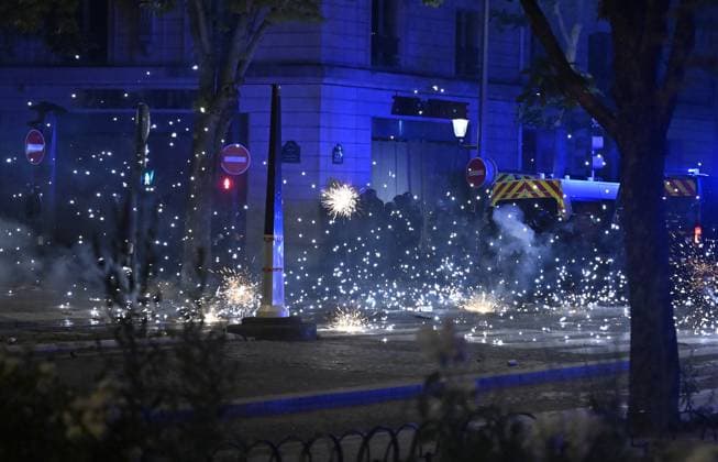 Paris Saint-Germain (PSG) win 2025 UEFA Champions League trophy, beating Inter Milan 5-0 in final PARIS, FRANCE - MAY 31: Clashes break out between police and fans as supporters celebrate following Paris Saint-Germain defeated Inter Milan 5-0 in the UEFA Champions League football final match held in the Munich Football Arena, on May 31, 2025, in Paris, France. Burak Akbulut Anadolu Paris France. Editorial use only. Please get in touch for any other usage.  Copyright: x2025xAnadoluxBurakxAkbulutx