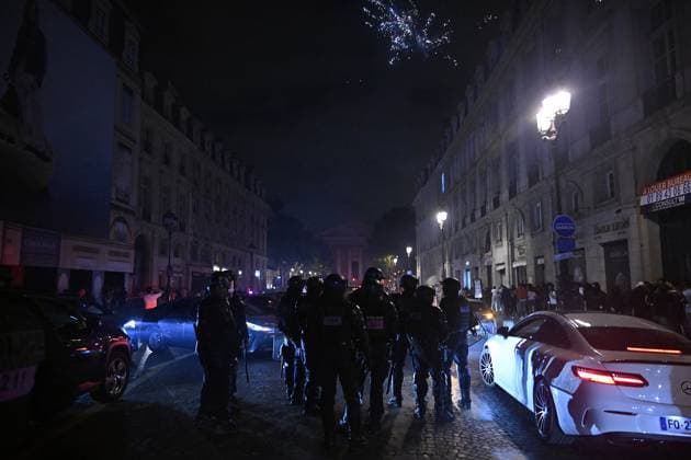 Paris Saint-Germain (PSG) win 2025 UEFA Champions League trophy, beating Inter Milan 5-0 in final PARIS, FRANCE - MAY 31: Clashes break out between police and fans as supporters celebrate following Paris Saint-Germain defeated Inter Milan 5-0 in the UEFA Champions League football final match held in the Munich Football Arena, on May 31, 2025, in Paris, France. Burak Akbulut Anadolu Paris France. Editorial use only. Please get in touch for any other usage.  Copyright: x2025xAnadoluxBurakxAkbulutx