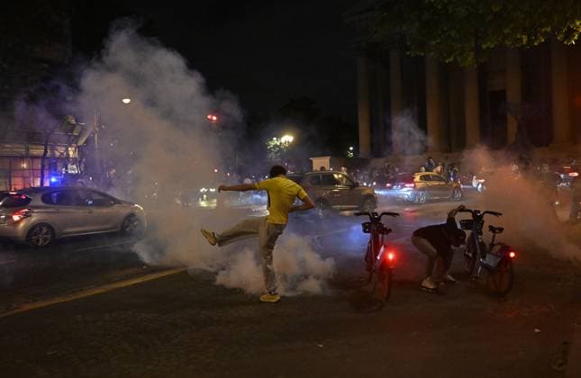 Paris Saint-Germain (PSG) win 2025 UEFA Champions League trophy, beating Inter Milan 5-0 in final PARIS, FRANCE - MAY 31: Clashes break out between police and fans as supporters celebrate following Paris Saint-Germain defeated Inter Milan 5-0 in the UEFA Champions League football final match held in the Munich Football Arena, on May 31, 2025, in Paris, France. Burak Akbulut Anadolu Paris France. Editorial use only. Please get in touch for any other usage.  Copyright: x2025xAnadoluxBurakxAkbulutx