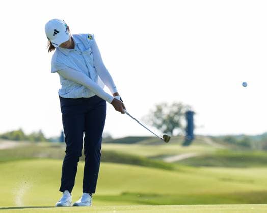 May 31, 2025, Madison, Wisconsin, USA: HINAKO SHIBUNO of Japan chips onto the green on the 18th hole during the third round of the 2025 LPGA, Golf Damen U.S. Womens Open at Erin Hills Golf Course in Erin, Wis. Madison USA - ZUMAb262 20250531_znp_b262_005 Copyright: xJeffxM.xBrownx