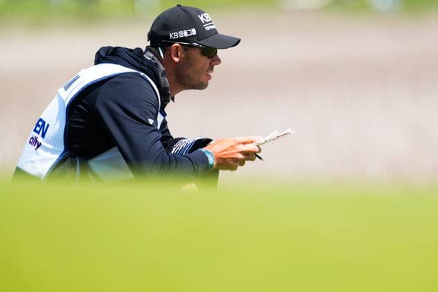 May 31, 2025, Madison, Wisconsin, USA: A Lim Kim s caddie BRUCE LOWE kneels to eyeball a putting line on the first hole during the third round of the 2025 LPGA, Golf Damen U.S. Womens Open at Erin Hills Golf Course in Erin, Wis. Madison USA - ZUMAb262 20250531_znp_b262_009 Copyright: xJeffxM.xBrownx