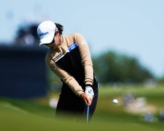 May 31, 2025, Madison, Wisconsin, USA: JIN HEE IM of South Korea chips onto the green on the first hole during the third round of the 2025 LPGA, Golf Damen U.S. Womens Open at Erin Hills Golf Course in Erin, Wis. Madison USA - ZUMAb262 20250531_znp_b262_008 Copyright: xJeffxM.xBrownx