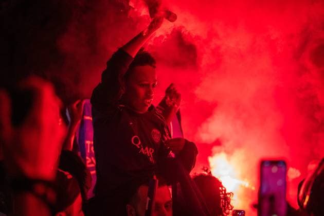 Paris PSG Fans Celebration Champions League Paris Saint-Germain (PSG) supporters gather holding flares in Paris early June 1, 2025, during celebrations following their 5-0 victory in the UEFA Champions League final football match against Inter Milan held in Munich. Paris ÃŽle-de-France France Copyright: xNaelxChahinex