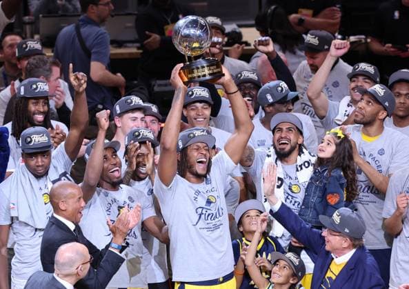 Bilder des Jahres 2025, Sport 05 Mai Sport Bilder des Tages Indiana Pacers Myles Turner (33) holds up the Eastern Conference Trophy as the Pacers celebrate defeating the New York Knicks 125 - 108 to win the series 4-2 in Indianapolis Indiana May 31, 2025.  IND202505327 AARONxJOSEFCZYK