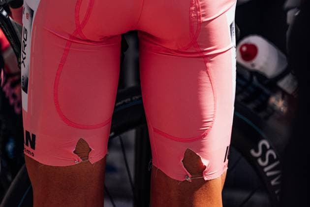 2025 Giro d Italia Stage 20 Picture by Zac Williams SWpix.com - 31 05 2025 - Cycling - 2025 Giro d Italia Stage 20, Verres to Sestriere, Italy - Isaas Del Toro s shorts held together by safety pins at the start of the stage. Copyright: x xSWpix.comx(t axPhotographyxHubxLtd)xZacxWilliams SWpix.comx SWP-2645
