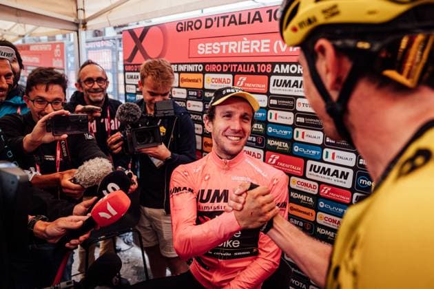 2025 Giro d Italia Stage 20 Picture by Zac Williams SWpix.com - 31 05 2025 - Cycling - 2025 Giro d Italia Stage 20, Verres to Sestriere, Italy - Simon Yates, Visma Lease a Bike, claims the Maglia Rosa. Copyright: x xSWpix.comx(t axPhotographyxHubxLtd)xZacxWilliams SWpix.comx SWP-2645