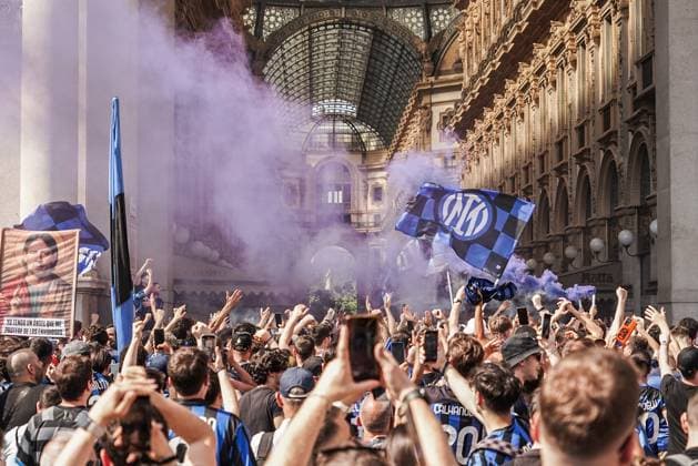 Sport Bilder des Tages Milan: MILAN - FC Inter fans gather in Piazza Duomo in Milan ahead of the Champions League final against PSG in Monaco. May 31 Milan, Inter Fans In Piazza Duomo Before Tonight S Champions League Match  - ZUMAp169 0821119462st Copyright: xEmanuelexdexCarlix