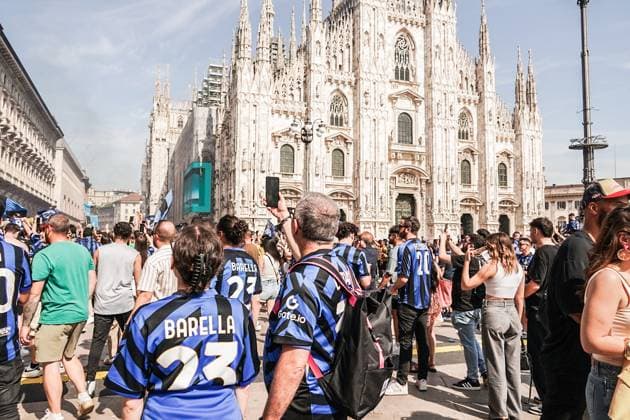 Milan: MILAN - FC Inter fans gather in Piazza Duomo in Milan ahead of the Champions League final against PSG in Monaco. May 31 Milan, Inter Fans In Piazza Duomo Before Tonight S Champions League Match  - ZUMAp169 0821119487st Copyright: xEmanuelexdexCarlix