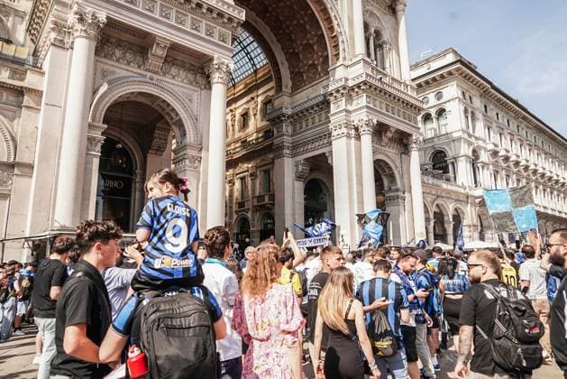 Milan: MILAN - FC Inter fans gather in Piazza Duomo in Milan ahead of the Champions League final against PSG in Monaco. May 31 Milan, Inter Fans In Piazza Duomo Before Tonight S Champions League Match  - ZUMAp169 0821119922st Copyright: xEmanuelexdexCarlix