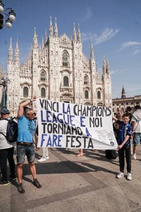 Milan: MILAN - FC Inter fans gather in Piazza Duomo in Milan ahead of the Champions League final against PSG in Monaco. May 31 Milan, Inter Fans In Piazza Duomo Before Tonight S Champions League Match  - ZUMAp169 0821119924st Copyright: xEmanuelexdexCarlix