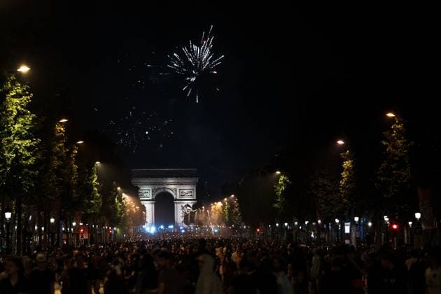 PSG Win The Champions League: A Night Of Celebrations And Clashes With The Police In Paris Paris Saint-Germain supporters celebrate after PSG wins the UEFA Champions League final football match between Paris Saint-Germain (PSG) and Inter Milan in Munich, on the Champs-Elysees avenue, where clashes take place between supporters and police using lots of tear gas in Paris, France, on May 31, 2025. Paris France  Copyright: xJeromexGillesx originalFilename:chobeaux-rallygaz250601_npCDa.jpg