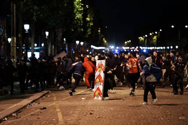 PSG Win The Champions League: A Night Of Celebrations And Clashes With The Police In Paris Paris Saint-Germain supporters celebrate after PSG wins the UEFA Champions League final football match between Paris Saint-Germain (PSG) and Inter Milan in Munich, on the Champs-Elysees avenue, where clashes take place between supporters and police using lots of tear gas in Paris, France, on May 31, 2025. Paris France  Copyright: xJeromexGillesx originalFilename:chobeaux-rallygaz250601_npEoa.jpg