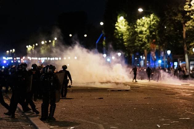 PSG Win The Champions League: A Night Of Celebrations And Clashes With The Police In Paris Paris Saint-Germain supporters celebrate after PSG wins the UEFA Champions League final football match between Paris Saint-Germain (PSG) and Inter Milan in Munich, on the Champs-Elysees avenue, where clashes take place between supporters and police using lots of tear gas in Paris, France, on May 31, 2025. Paris France  Copyright: xJeromexGillesx originalFilename:chobeaux-rallygaz250601_npPin.jpg
