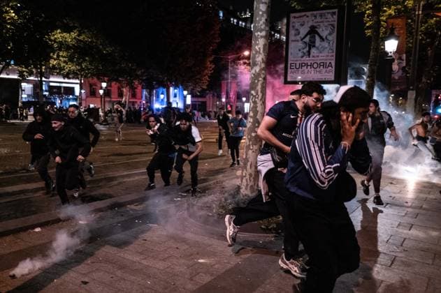 PSG Win The Champions League: A Night Of Celebrations And Clashes With The Police In Paris Paris Saint-Germain supporters celebrate after PSG wins the UEFA Champions League final football match between Paris Saint-Germain (PSG) and Inter Milan in Munich, on the Champs-Elysees avenue, where clashes take place between supporters and police using lots of tear gas in Paris, France, on May 31, 2025. Paris France  Copyright: xJeromexGillesx originalFilename:chobeaux-rallygaz250601_nppth.jpg