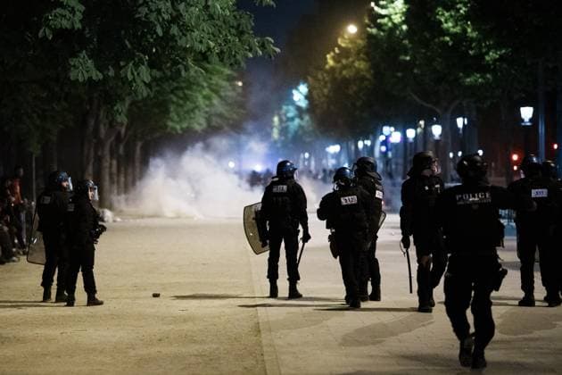 PSG Win The Champions League: A Night Of Celebrations And Clashes With The Police In Paris Paris Saint-Germain supporters celebrate after PSG wins the UEFA Champions League final football match between Paris Saint-Germain (PSG) and Inter Milan in Munich, on the Champs-Elysees avenue, where clashes take place between supporters and police using lots of tear gas in Paris, France, on May 31, 2025. Paris France  Copyright: xJeromexGillesx originalFilename:chobeaux-rallygaz250601_npvH4.jpg