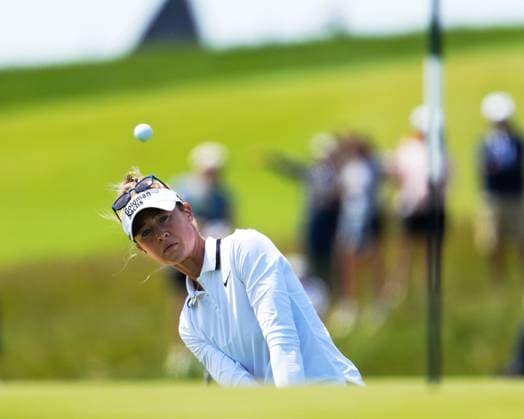 May 31, 2025, Madison, Wisconsin, USA: NELLY KORDA of the United States chips onto the green on the ninth hole during the third round of the 2025 LPGA, Golf Damen U.S. Womens Open at Erin Hills Golf Course. Madison USA - ZUMAb262 20250531_znp_b262_029 Copyright: xJeffxM.xBrownx