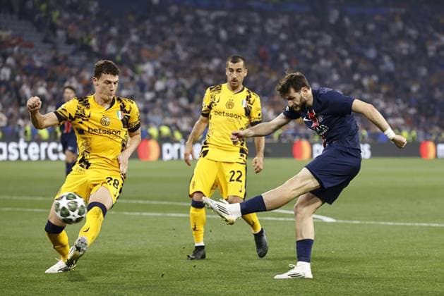 MoÂœNCHEN - (l-r) Benjamin Pavard of FC Internazionale Milano, Henrikh Mkhitaryan of FC Internazionale Milano, Khvicha Kvaratskhelia of Paris Saint-Germain during the UEFA Champions League final between Paris Saint-Germain and FC Internazionale Milano at the Munich Football Arena on May 31, 2025 in Munich, Germany. ANP Hollandse Hoogte MAURICE VAN STEEN UEFA Champions League Final 2025 2024 25 xVIxANPxSportx xMauricexvanxSteenxIVx 529089766 originalFilename: 529089766.jpg