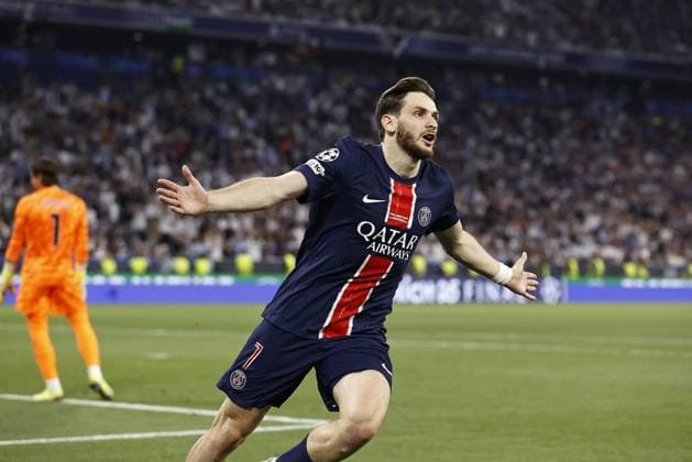 MoÂœNCHEN - Khvicha Kvaratskhelia of Paris Saint-Germain celebrates 4-0 during the UEFA Champions League final between Paris Saint-Germain and FC Internazionale Milano at the Munich Football Arena on May 31, 2025 in Munich, Germany. ANP Hollandse Hoogte MAURICE VAN STEEN UEFA Champions League Final 2025 2024 25 xVIxANPxSportx xMauricexvanxSteenxIVx 529089794 originalFilename: 529089794.jpg