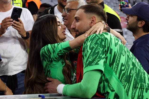 Gianluigi Donnarumma Celebrates Victory At UEFA Champions League Final - Munich Gianluigi Donnarumma of PSG kisses Alessia Elefante after victory in 2024 2025 UEFA Champions League Final match between Paris Saint Germain against Internazionale Milan, at the Allianz Arena in Munich, Germany, on May 31, 2025. Photo by Marco Iacobucci IPA ABACAPRESS.COM Munich Germany Germany  Copyright: xIacobuccixMarco IPA ABACAx