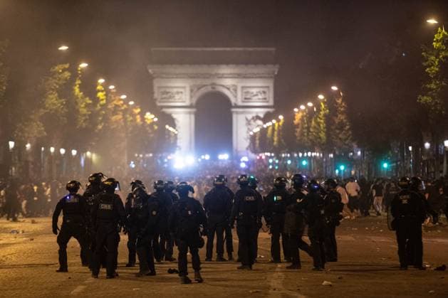 Bilder des Jahres 2025, Sport 05 Mai Sport Bilder des Tages Clashes Between PSG Fans And The Police - Paris An evening of clashes on the Champs-Elysées between PSG fans and the police, following the PSG team s victory in the Champions League final against Arsenal, on the night of May 31, 2025 to June 1, 2025 in Paris, France. Photo by Florian Poitout ABACAPRESS.COM Paris France  Copyright: xPoitoutxFlorian ABACAx
