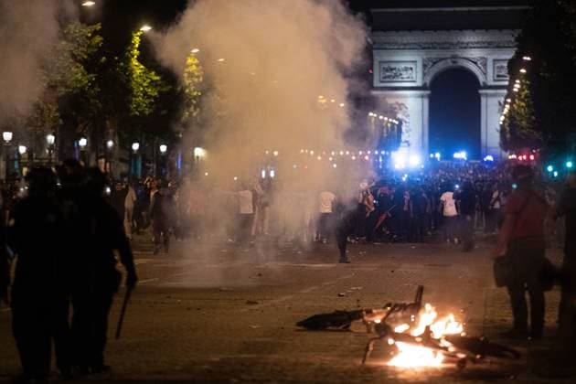 Clashes Between PSG Fans And The Police - Paris An evening of clashes on the Champs-Elysées between PSG fans and the police, following the PSG team s victory in the Champions League final against Arsenal, on the night of May 31, 2025 to June 1, 2025 in Paris, France. Photo by Florian Poitout ABACAPRESS.COM Paris France  Copyright: xPoitoutxFlorian ABACAx