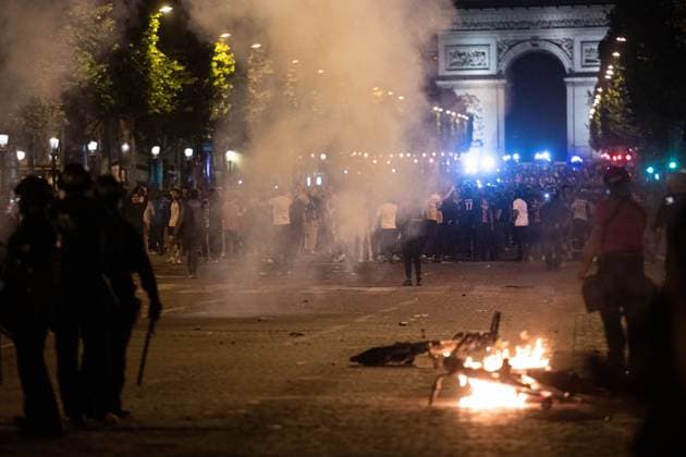 Clashes Between PSG Fans And The Police - Paris An evening of clashes on the Champs-Elysées between PSG fans and the police, following the PSG team s victory in the Champions League final against Arsenal, on the night of May 31, 2025 to June 1, 2025 in Paris, France. Photo by Florian Poitout ABACAPRESS.COM Paris France  Copyright: xPoitoutxFlorian ABACAx
