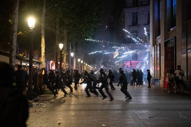 Clashes Between PSG Fans And The Police - Paris An evening of clashes on the Champs-Elysées between PSG fans and the police, following the PSG team s victory in the Champions League final against Arsenal, on the night of May 31, 2025 to June 1, 2025 in Paris, France. Photo by Florian Poitout ABACAPRESS.COM Paris France  Copyright: xPoitoutxFlorian ABACAx