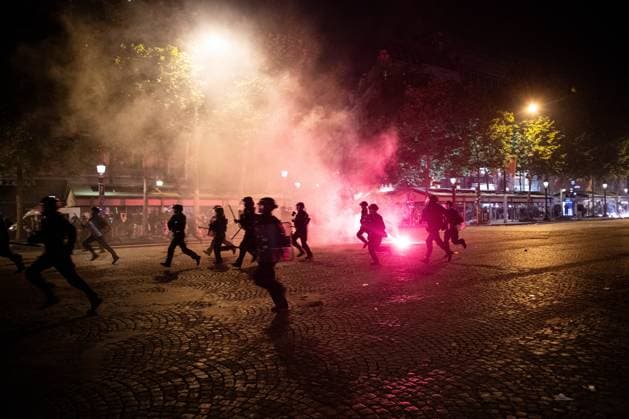 Clashes Between PSG Fans And The Police - Paris An evening of clashes on the Champs-Elysées between PSG fans and the police, following the PSG team s victory in the Champions League final against Arsenal, on the night of May 31, 2025 to June 1, 2025 in Paris, France. Photo by Florian Poitout ABACAPRESS.COM Paris France  Copyright: xPoitoutxFlorian ABACAx