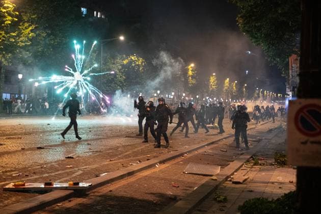Clashes Between PSG Fans And The Police - Paris An evening of clashes on the Champs-Elysées between PSG fans and the police, following the PSG team s victory in the Champions League final against Arsenal, on the night of May 31, 2025 to June 1, 2025 in Paris, France. Photo by Florian Poitout ABACAPRESS.COM Paris France  Copyright: xPoitoutxFlorian ABACAx