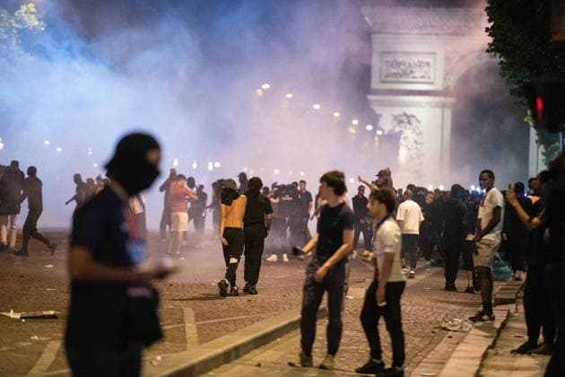 Clashes Between PSG Fans And The Police - Paris An evening of clashes on the Champs-Elysées between PSG fans and the police, following the PSG team s victory in the Champions League final against Arsenal, on the night of May 31, 2025 to June 1, 2025 in Paris, France. Photo by Florian Poitout ABACAPRESS.COM Paris France  Copyright: xPoitoutxFlorian ABACAx