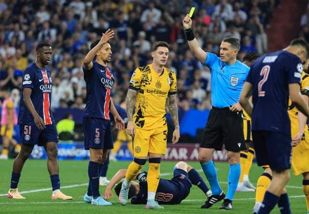 SOCCER - UEFA CL, PSG vs Inter MUNICH,GERMANY,31.MAY.25 - SOCCER - UEFA Champions League, final, Paris Saint-Germain vs FC Internazionale Milano. Image shows Willian PAcho (PSG), Marquinhos (PSG), Nicola Zalewski (Inter) and referee Istvan Kovacs (ROU).  GEPAxpictures xWolfgangxGrebien