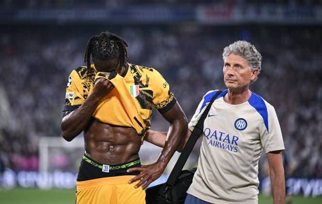 Football CHL FINAL 2024 2025 Final in Munich 31 05 2025 Paris Saint Germain Inter Milan Yann Bisseck left, Inter Milan disappointed, he has to be substituted due to injury, physiotherapist Marco Dellacasa right, Inter Milan