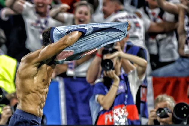 MUNCHEN, 31-05-2025, Allianz Arena, UEFA Champions League season 2024 2025, Match between Paris Saint Germain and Inter Milan 5-0 a score that has never been established in a CL-final so far. Paris Saint-Germain player DÃ sirÃ DouÃ scoring his goal while taking out his shirt PSG - Inter Milan (CL Final)  x29569250x Copyright: