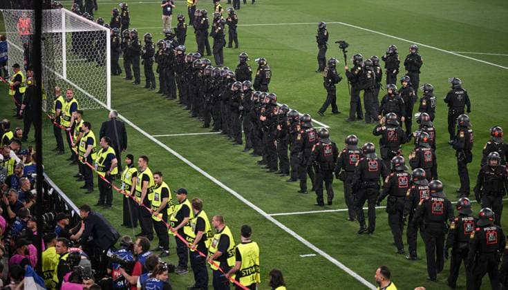 Football CHL FINAL 2024 2025 Final in Munich 31 05 2025 Paris Saint Germain Inter Milan A hundred police officers stand on the pitch of the arena in Munich after the match