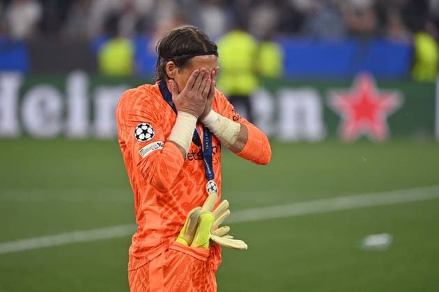 Yann SOMMER Goalkeeper Milan , disappointment,frustration,disappointed,frustrated,dejected, action,single image,cropped single motif,half figure,half figure award ceremony, Football UEFA Champions League Final Paris Saint Germain PSG Inter Milan 5 0, on 31 05 2025 Munich Football Arena,
