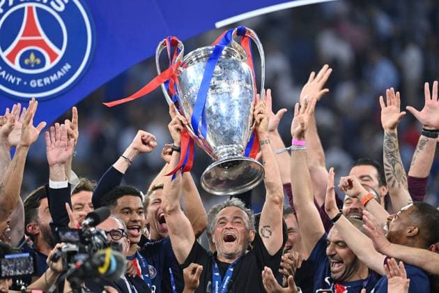 Player,team,team,team,team photo,team photo coach Luis ENRIQUE PSG with cup,cup,trophy,award ceremony,jubilation,joy,enthusiasm, football UEFA Champions League Final Paris Saint Germain PSG Inter Milan 5 0, on 31 05 2025 Munich Football Arena,