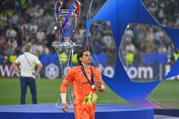 Yann SOMMER Goalkeeper Milan passes the cup,cup,trophy,disappointment,frustration,disappointed,frustrated,dejected,award ceremony,soccer UEFA Champions League final Paris Saint Germain PSG Inter Milan 5 0, on 31 05 2025 Munich Football Arena,