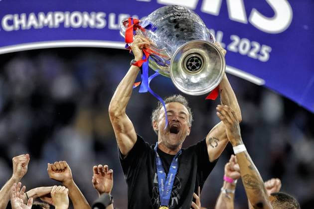 MUNCHEN, 31-05-2025, Allianz Arena, UEFA Champions League season 2024 2025, Match between Paris Saint Germain and Inter Milan 5-0 a score that has never been established in a CL-final so far. Paris Saint-Germain coach Luis Enrique lift the cup PSG - Inter Milan (CL Final)  x29569595x Copyright: