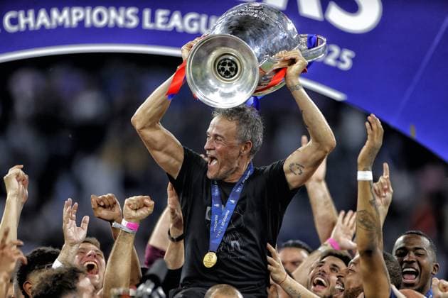MUNCHEN, 31-05-2025, Allianz Arena, UEFA Champions League season 2024 2025, Match between Paris Saint Germain and Inter Milan 5-0 a score that has never been established in a CL-final so far. Paris Saint-Germain coach Luis Enrique lift the cup PSG - Inter Milan (CL Final)  x29569598x Copyright: